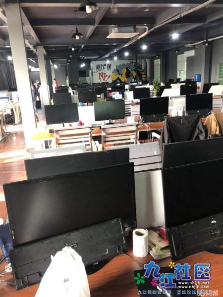 工作环境还是不错的，早上来得比较早，人都还没来，在偷偷地吃早餐，哈哈哈