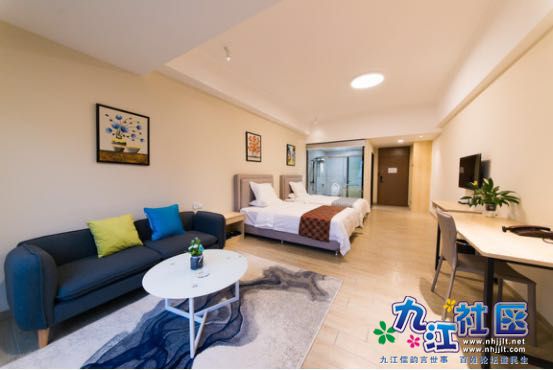 大床房1.8米、2.0米乳胶床垫 软硬适中，均匀承托身体 给你带来全新家居式的酒店体验