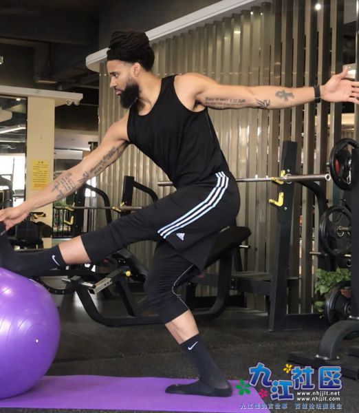  200厘米的个子也可以伸手直达脚趾？！