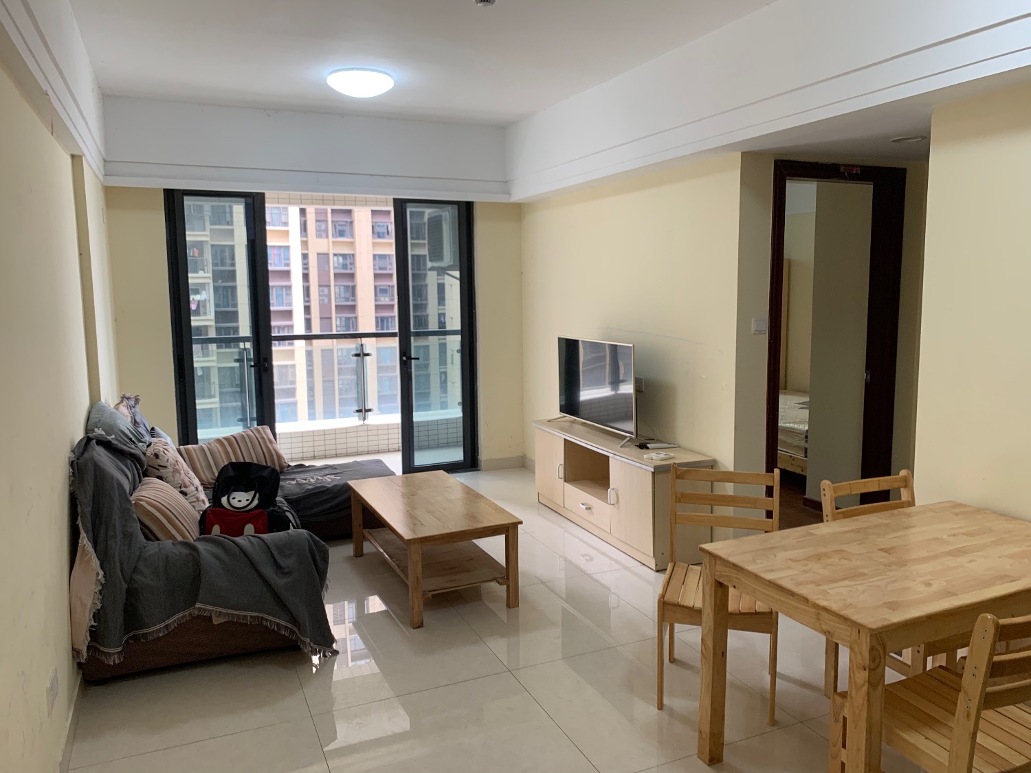 出租信基广场2房一厅公寓