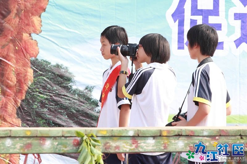 华光摄影社团同学在拍摄