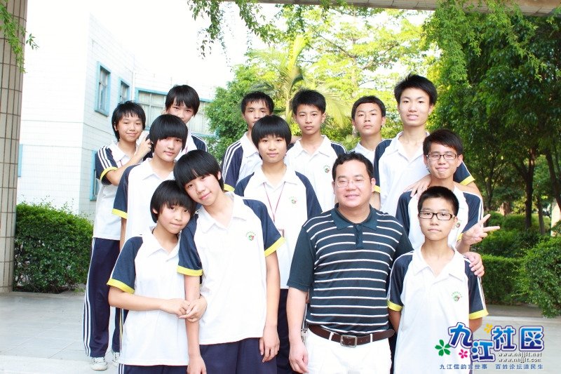 华光中学2011年7月初二(8)班同学留影