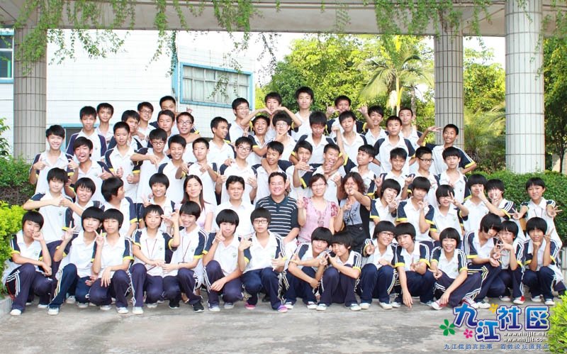 华光中学2011年7月初二(8)班同学留影