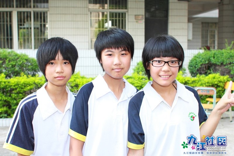 华光中学2011年7月初二(8)班同学留影