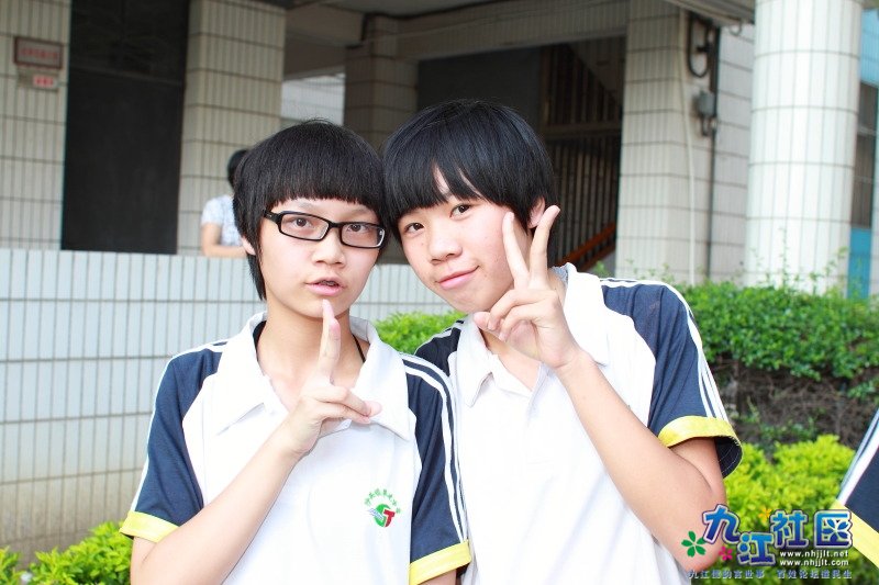 华光中学2011年7月初二(8)班同学留影