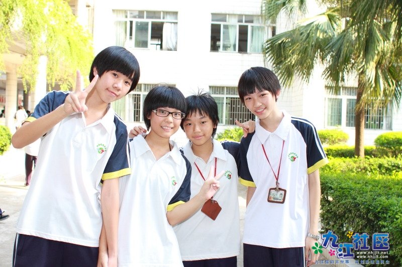 华光中学2011年7月初二(8)班同学留影