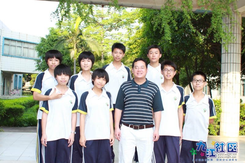 华光中学2011年7月初二(8)班同学留影