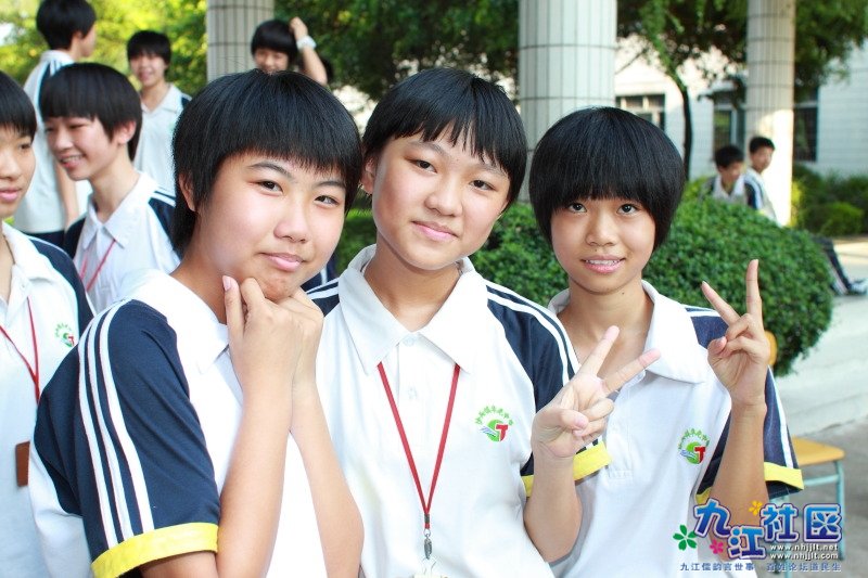 华光中学2011年7月初二(8)班同学留影