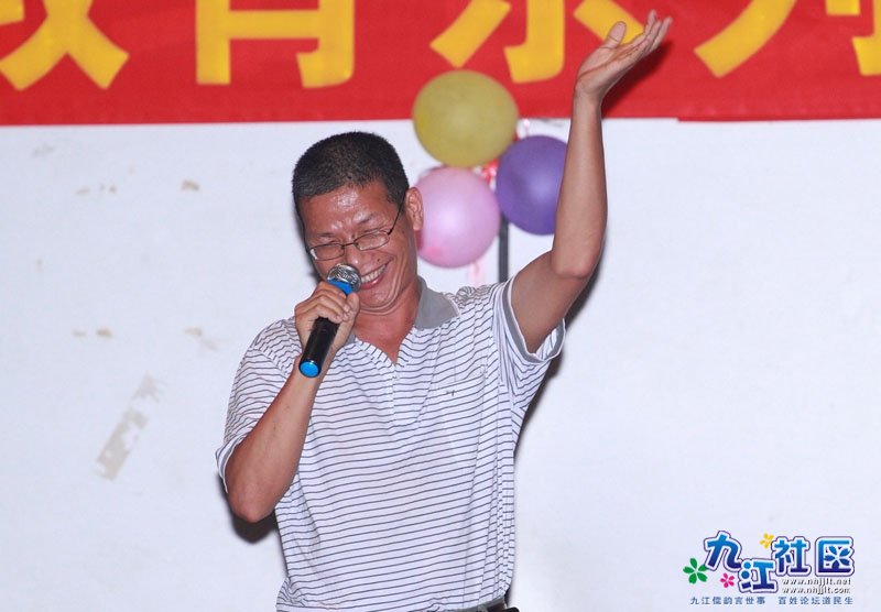 华光中学2011-2012学年八年级学前军训晚会