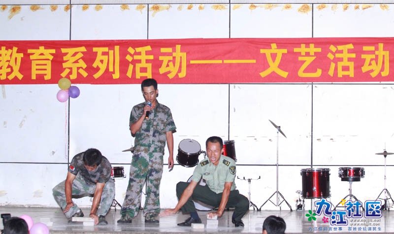 华光中学2011-2012学年八年级学前军训晚会