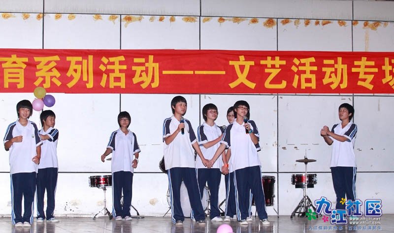 华光中学2011-2012学年八年级学前军训晚会