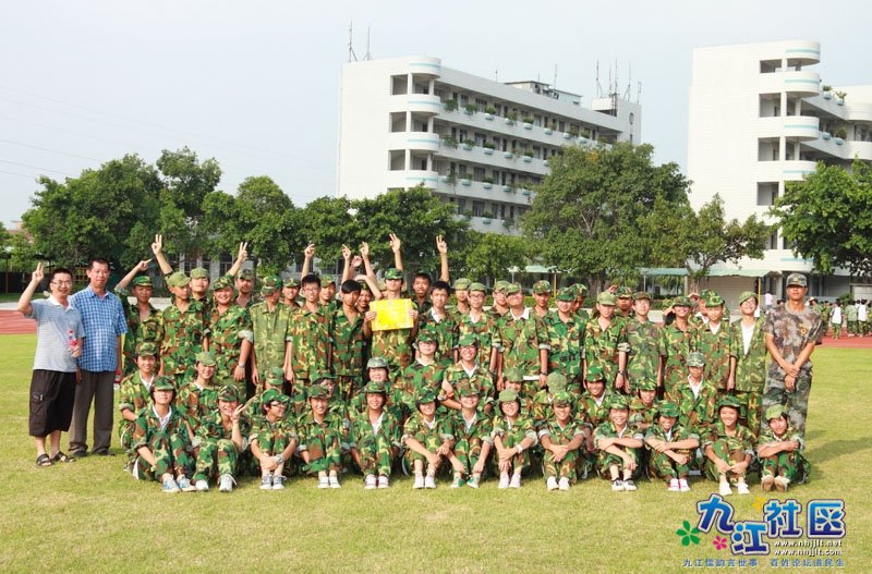 20110829华光中学八年级军训会操