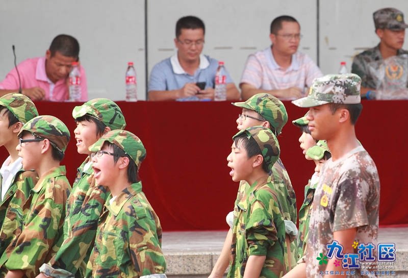 20110829华光中学八年级军训会操