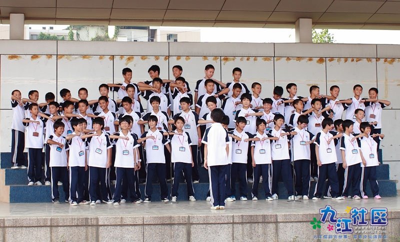 华光中学20110923初一唱红歌