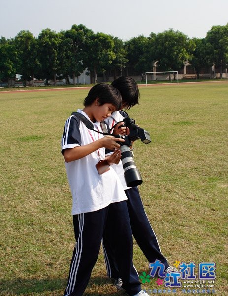 华光中学摄影社团，七年级4班李芷琳、廖婉仪同学